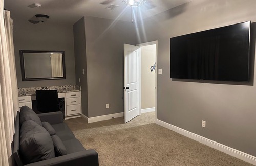 Gulf Breeze House | Modern Retreat with All the Comforts of Home, Perfect for Families & Groups