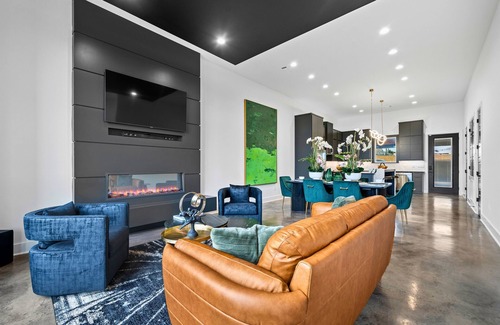 Piney House | Modern Retreat with Rooftop and Lake Access