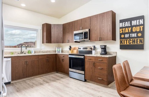 Kanab House | Modern Retreat with Views l Thistle by Stay