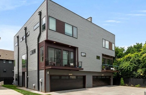 Third Ward Condo | Modern Rooftop Terrace with 3King beds only 12min walk to BoA stadium.