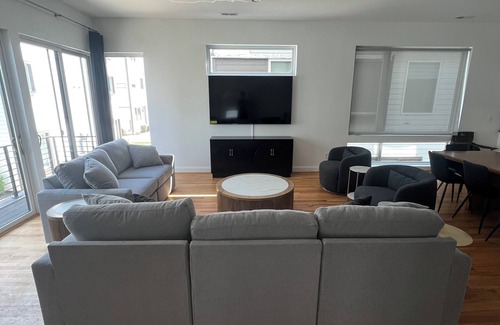 Third Ward Condo | Modern Rooftop Terrace with 3King beds only 12min walk to BoA stadium.