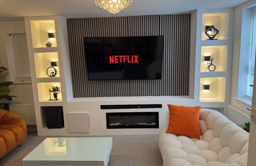 Wolverhampton House | Modern Room in 4BDR Home