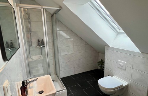Biesdorf House | Modern Room in House w/Pool & Backyard. Easy & quick access to City Center
