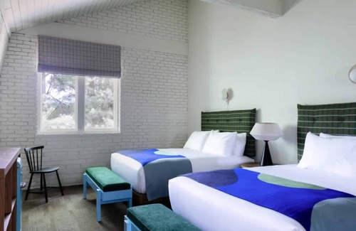 Stowe Area Hotel | Modern Room Near Downtown Stowe – Perfect Locale! Outdoor Pool!