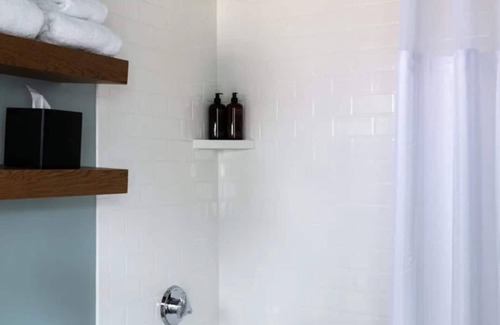 Stowe Area Hotel | Modern Room Near Downtown Stowe – Perfect Locale! Outdoor Pool!