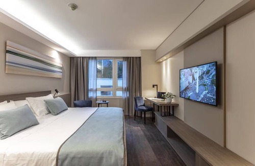 San Nicolas Hotel | Modern Room Steps from The Obelisk of Buenos Aires & Colon Theater – 5 Min Walk