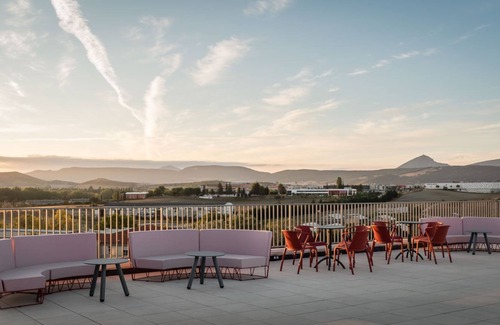 Milagrosa Apartment | Modern Room with High-Speed Wi-Fi in Pamplona