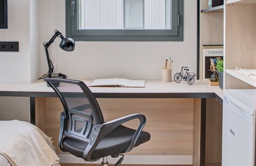 Milagrosa Apartment | Modern Room with High-Speed Wi-Fi in Pamplona