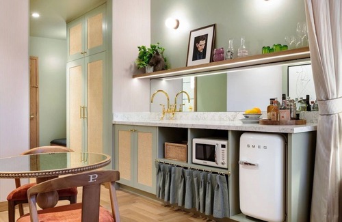 Hyde Park Hotel | Modern Room With Kitchen, Short Ride To The Tampa Museum of Art!