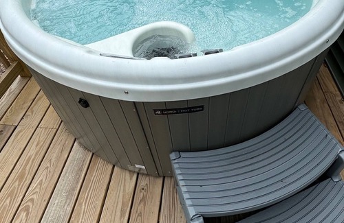 Carroll County House | Modern/rustic 4-bedroom house in Conway, NH with AC, hot tub & all conveniences.