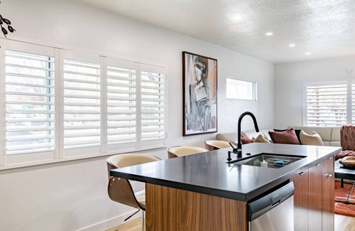 People's Freeway Apartment | Modern Rustic House with Hot Tub Near Downtown