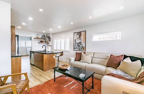 People's Freeway Apartment | Modern Rustic House with Hot Tub Near Downtown