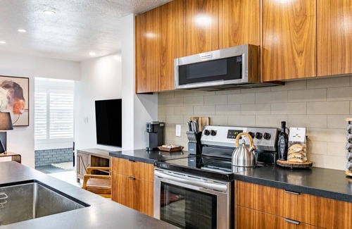 People's Freeway Apartment | Modern Rustic House with Hot Tub Near Downtown
