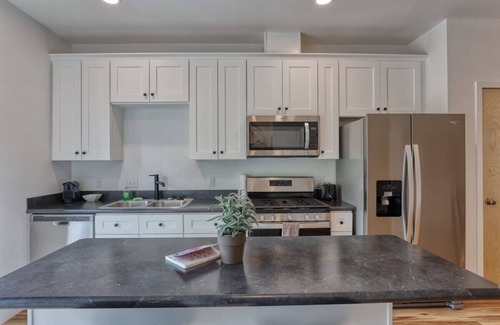Sheridan Apartment | Modern Select Suites, 2bd Stay 1 min to Downtown