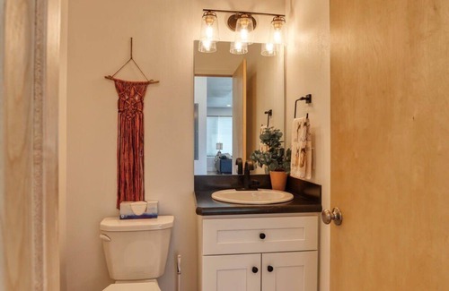 Sheridan Apartment | Modern Select Suites, 2bd Stay 1 min to Downtown