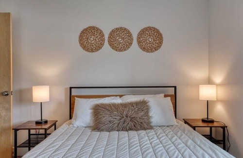 Sheridan Apartment | Modern Select Suites, 2bd Stay 1 min to Downtown