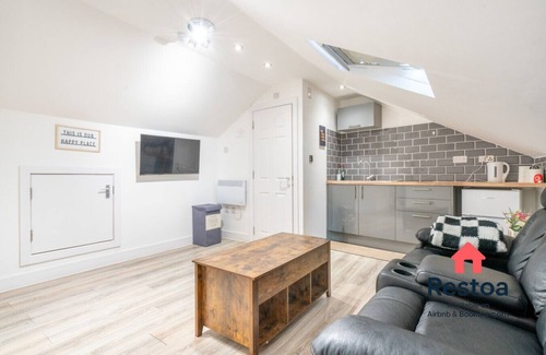 Sheffield Apartment | Modern self-contained studio steps from Kelham Island