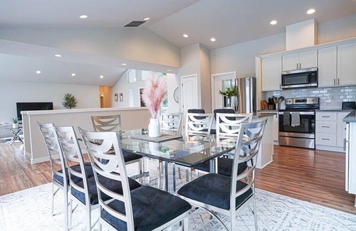 Shelton House | Modern Shelton Waterfront:Hot Tub,Games&Serenity