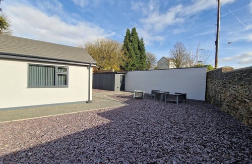 Merthyr Tydfil House | Modern & Spacious 5 Bedroom Bungalow with Parking