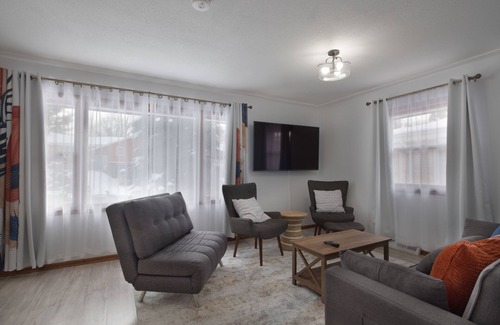 Columbia Heights House | Modern, spacious 3BDR house 15 min to Downtown Minneapolis