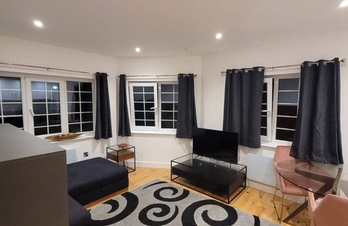 Rochester Apartment | Modern Spacious 2 Bed Flat in Strood Rochester On High Street