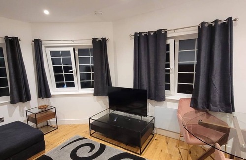 Rochester Apartment | Modern Spacious 2 Bed Flat in Strood Rochester On High Street