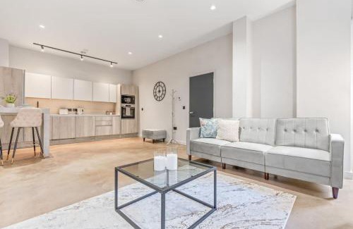 Bordesley Apartment | Modern Spacious 2BR in the Heart of Digbeth, Sleeps 6, Family Friendly, Parking, WiFi, Near Bullring