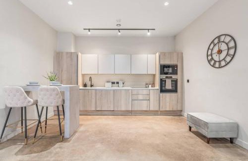 Bordesley Apartment | Modern Spacious 2BR in the Heart of Digbeth, Sleeps 6, Family Friendly, Parking, WiFi, Near Bullring