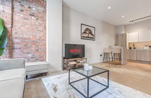 Bordesley Apartment | Modern Spacious 2BR in the Heart of Digbeth, Sleeps 6, Family Friendly, Parking, WiFi, Near Bullring
