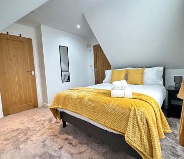 Woking Apartment | Modern & Spacious 7 Bed Room Home Corporate Group Free Parking