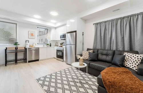 Niagara Falls Condo | Modern/Spacious 2-story 2-bedrm townhome/rooftop patio. Near all things Niagara!