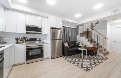 Niagara Falls Condo | Modern/Spacious 2-story 2-bedrm townhome/rooftop patio. Near all things Niagara!