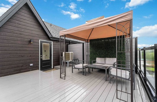 Niagara Falls Condo | Modern/Spacious 2-story 2-bedrm townhome/rooftop patio. Near all things Niagara!