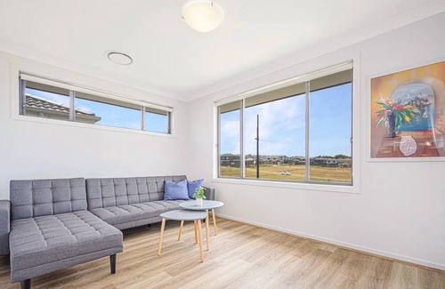 Colebee House | Modern, Spacious & Close to Park Colebee