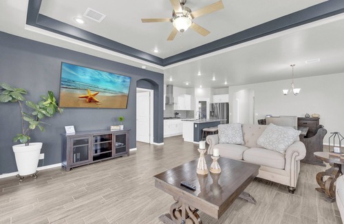 Biggs Field House | Modern Spacious Family Retreat- Comfort & Style Await