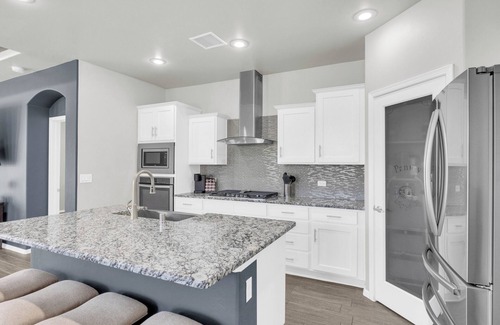 Biggs Field House | Modern Spacious Family Retreat- Comfort & Style Await
