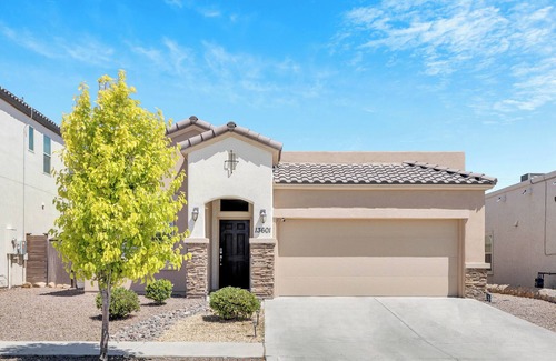Biggs Field House | Modern Spacious Family Retreat- Comfort & Style Await