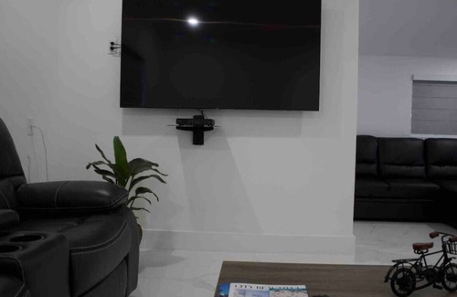 Hialeah House | Modern Spacious House - 5 min from MIA Airport