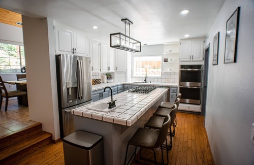 Running Springs Cabin | Modern spacious hot tub + Deck Lake Arrowhead + Big Bear