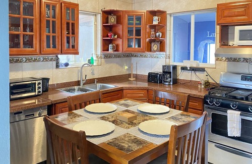 Tanki Leendert House | Modern Spanish home -10min drive from the beach