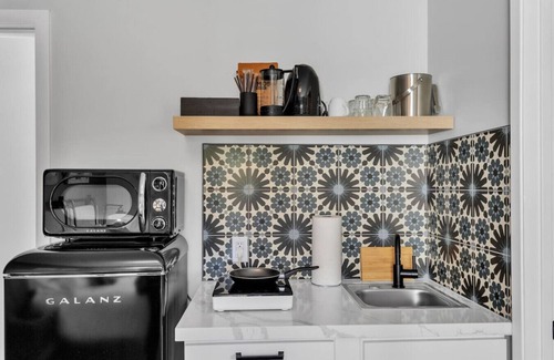 Vista Apartment | Modern Stay | 15 Min to Beach | Heart of Vista