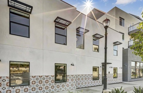 Vista Apartment | Modern Stay | 15 Min to Beach | Heart of Vista