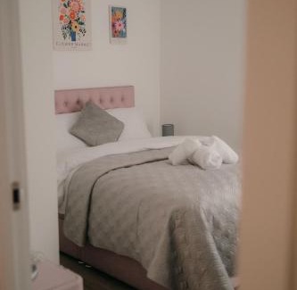 Ipswich Apartment | Modern Stay - Walk to Everything 1