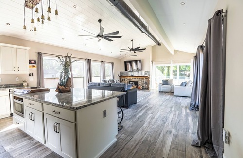 Crestline Heights House | Modern Stretch Home - 3BR/Bathtub/New Build/Grill