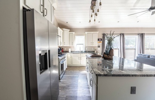 Crestline Heights House | Modern Stretch Home - 3BR/Bathtub/New Build/Grill