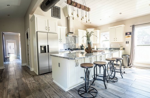 Crestline Heights House | Modern Stretch Home - 3BR/Bathtub/New Build/Grill