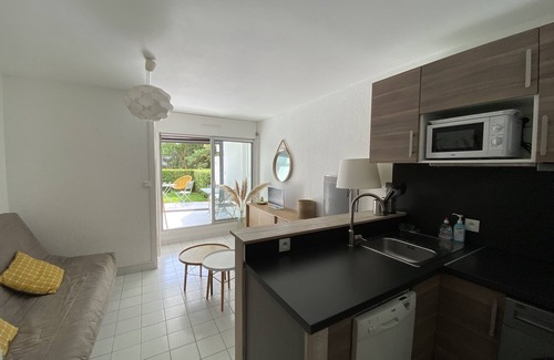 Le Couchant Apartment | Modern studio 150 m from the sea with large terrace and garden