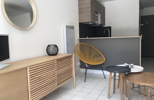 Le Couchant Apartment | Modern studio 150 m from the sea with large terrace and garden