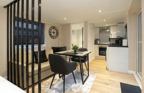 Stoke-on-Trent Apartment | Modern Studio Apart Large Garden