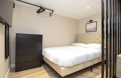 Stoke-on-Trent Apartment | Modern Studio Apart Large Garden